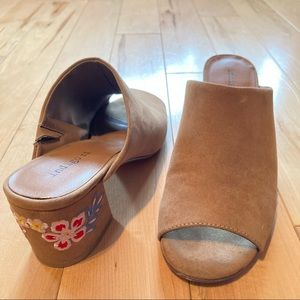 Indigo Rd embroidered flower tan chunky heel slide size 6.5